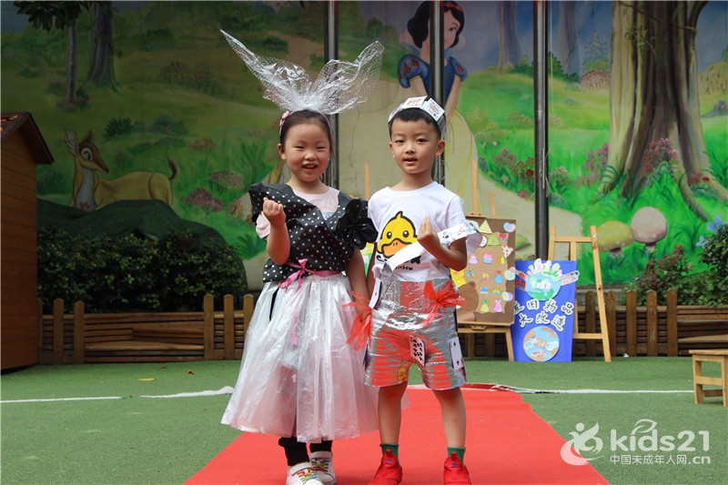 湖南：迎六一 白沙幼儿园环保主题欢乐周bsport体育之环保时装秀举行(图2)