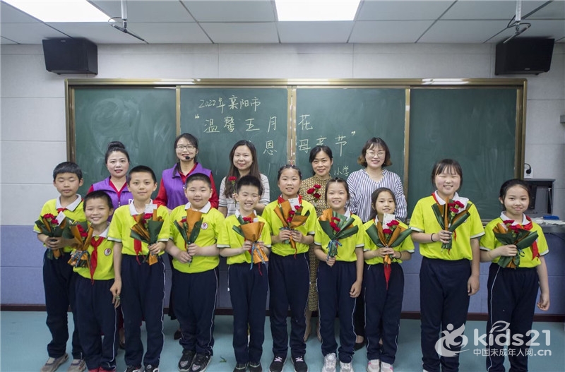 湖北米公小学:小手折花束 献礼母亲节-未成年人网-全国未成年人第一