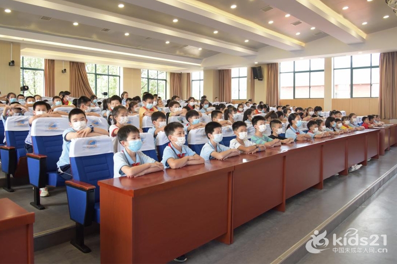 湖南长郡外国语第一附属小学瑶琴愔愔醉横膝古琴传承到校园