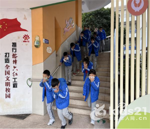 浙江以练促防防患未燃温州瓦市小学开展消防安全教育和演练